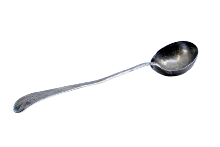 Concha de sopa em prata lisa com flor gravada no cabo.