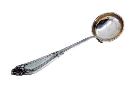 Concha de sopa em prata com frisos ao longo cabo com relevos envolvendo cartela para monograma.