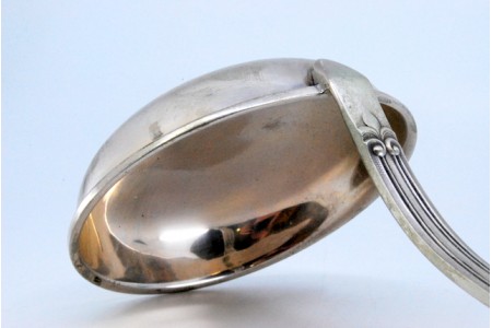 Concha de sopa em prata com frisos ao longo cabo com relevos envolvendo cartela para monograma.