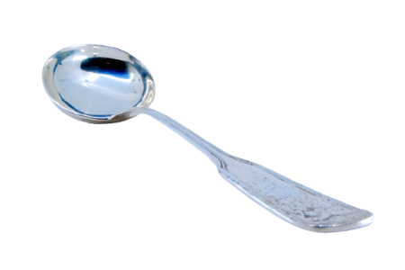 Concha de sopa em prata lisa com frisos ao longo do cabo.