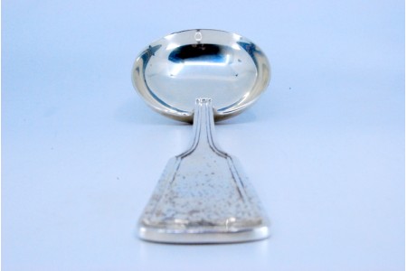 Concha de sopa em prata lisa com frisos ao longo do cabo.