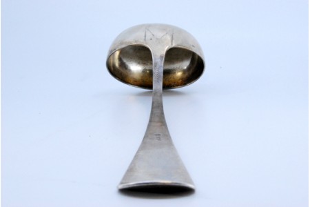 Concha de sopa em prata lisa com cabo a expedir.