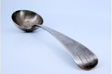 Concha de sopa em prata com gravados no cabo a expedir.