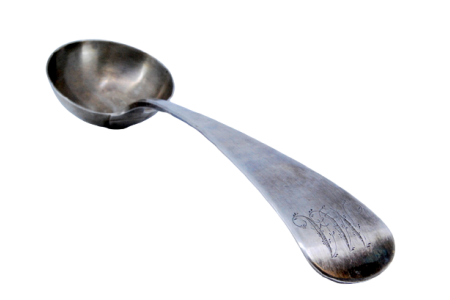 Concha de sopa em prata com gravados no cabo a expedir.