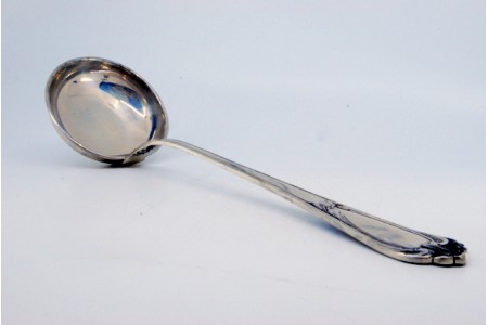 Concha de sopa em prata com frisos ao longo do cabo envolvendo cartela para monograma.