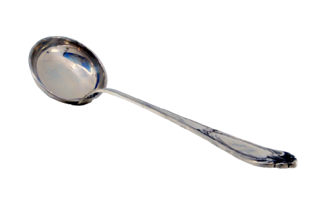 Concha de sopa em prata com frisos ao longo do cabo envolvendo cartela para monograma.