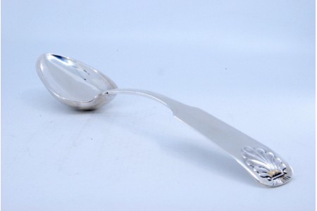 Colher de arroz e de servir em prata lisa e com cabo relevado.