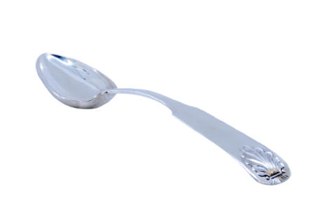 Colher de arroz e de servir em prata lisa e com cabo relevado.