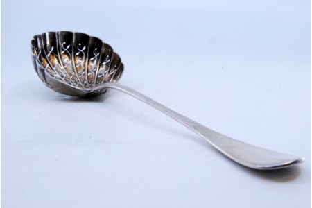 Colher de prata para polvilhar em forma de concha com relevos no cabo.