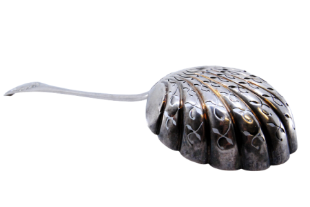 Colher de prata para polvilhar em forma de concha com relevos no cabo.