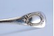 Colher de prata para polvilhar em forma de concha com relevos no cabo.