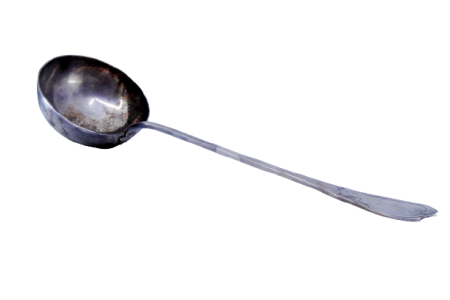 Concha de sopa em prata com frisos e palmas no cabo envolvendo cartela para monograma.