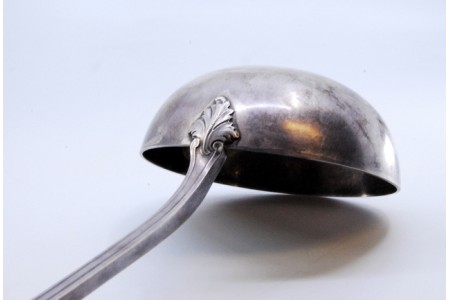 Concha de sopa em prata com frisos e palmas no cabo envolvendo cartela para monograma.