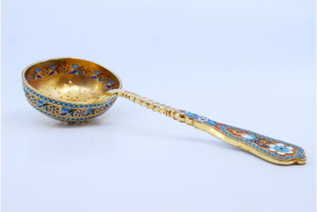 Concha para polvilhar em prata dourada com esmaltes cloisoné ao gosto Russo.