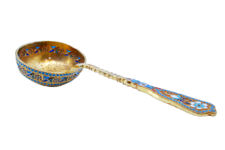Concha para polvilhar em prata dourada com esmaltes cloisoné ao gosto Russo.