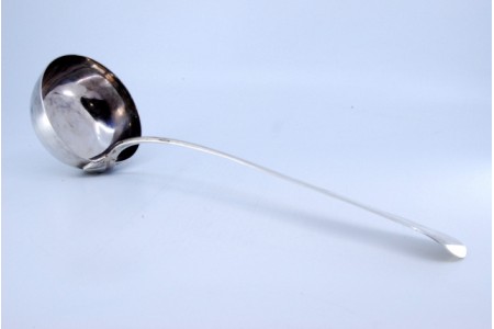 Concha de sopa em prata lisa com cabo a expedir.