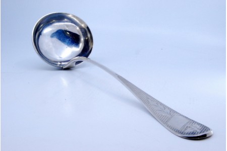 Concha de sopa em prata com motivos florais gravados no cabo envolvendo cartela para monograma.