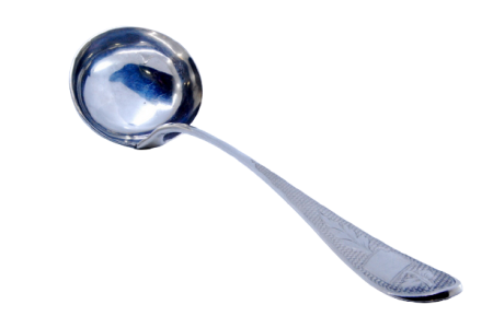 Concha de sopa em prata com motivos florais gravados no cabo envolvendo cartela para monograma.