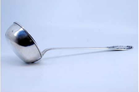 Concha de sopa em prata relevada no cabo envolvendo cartela para monograma.