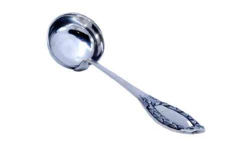 Concha de sopa em prata relevada no cabo envolvendo cartela para monograma.