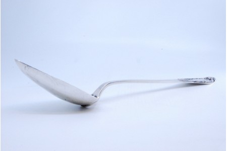  Colher de arroz e servir em prata com relevos e medalhão no cabo.