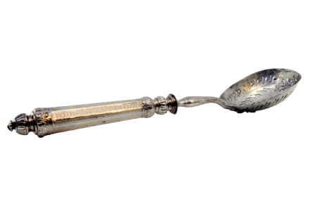 Colher para polvilhar em prata com gravados  cabo ondeado.
