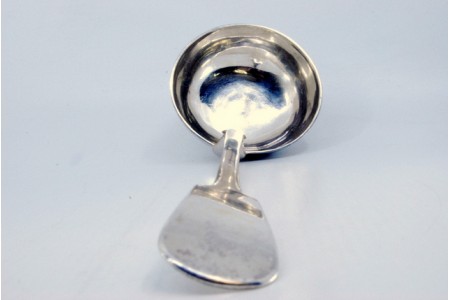  Concha de sopa em prata lisa com cabo a expedir.