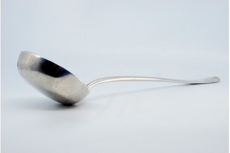  Concha de sopa em prata lisa com relevo no cabo.