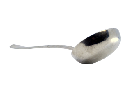  Concha de sopa em prata lisa com relevo no cabo.