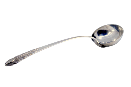 Concha de sopa em prata relevada no cabo com folha de acanto envolvendo cartela para monograma.