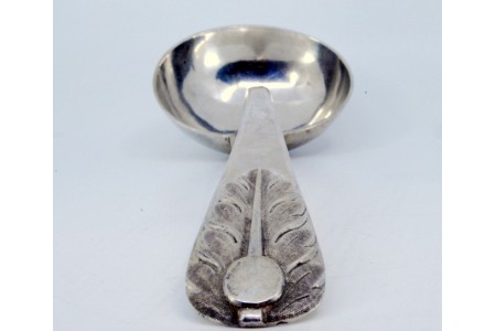 Concha de sopa em prata relevada no cabo com folha de acanto envolvendo cartela para monograma.