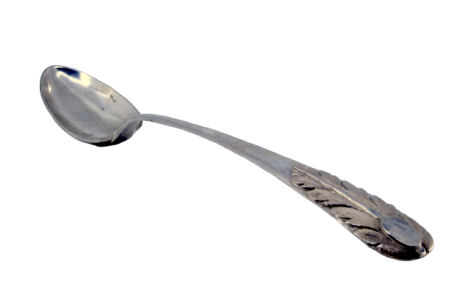 Colher de arroz e servir em prata relevada no cabo com folhas de acanto.