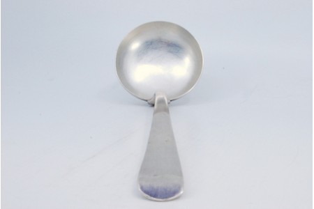 Concha de sopa em prata lisa com cabo a expedir.