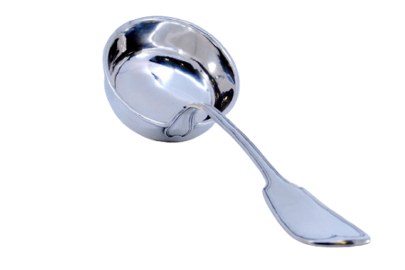 Concha de sopa em prata lisa com frisos ao longo do cabo.