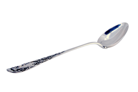 Colher de arroz e servir em prata com relevos e medalhão no cabo.