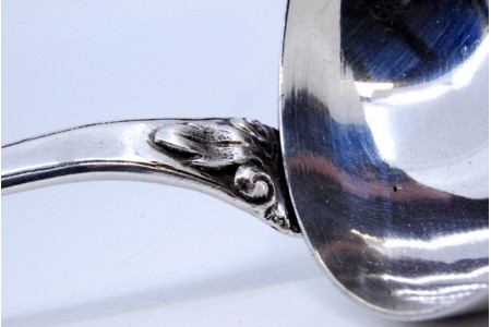 Concha de sopa em prata frisada ao longo do cabo relevado com palma.