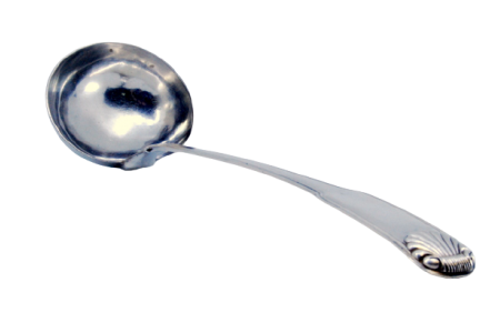 Concha de sopa em prata com frisos ao longo do cabo relevado com concha.