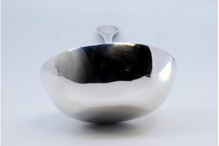 Concha de sopa em prata guilhochada no cabo com palma envolvendo cartela para monograma.