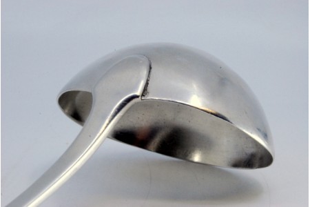 Concha de sopa em prata com frisos no cabo envolvendo cartela para monograma.