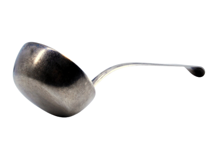 Concha de sopa em prata lisa com o cabo a expedir.