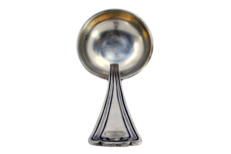 Concha de sopa em prata com frisos relevados ao longo do cabo.