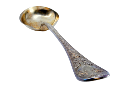 Colher para molhos em prata dourada com o cabo relevado e cartela para monograma.