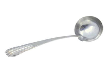 Concha de sopa em prata lisa com cabo relevado.