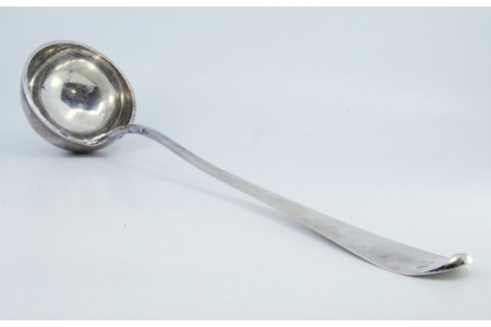 Concha de sopa em prata lisa com cabo a expedir.