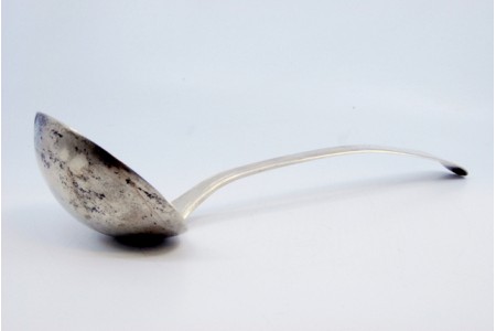  Concha de sopa em prata lisa com friso ao longo do cabo.