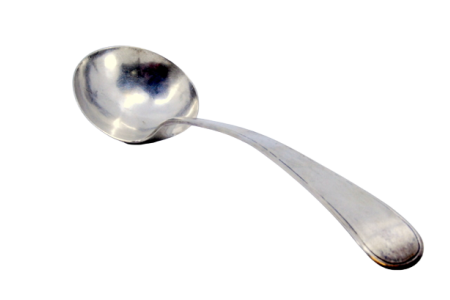  Concha de sopa em prata lisa com friso ao longo do cabo.