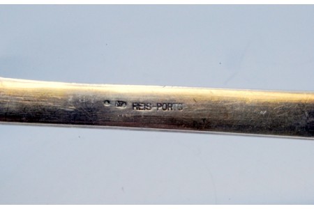 Concha de sopa em prata com relevos e frisos no cabo.