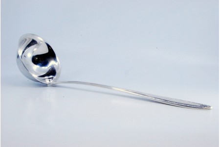 Concha de sopa em prata com frisos ao longo do cabo relevado.