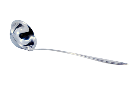 Concha de sopa em prata com frisos ao longo do cabo relevado.