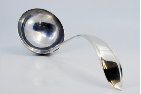 Concha em prata com relevos e cabo arqueado.